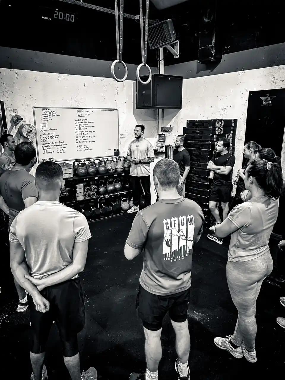 Un coach présente la séance aux adhérents de CrossFit Gratte-Ciel