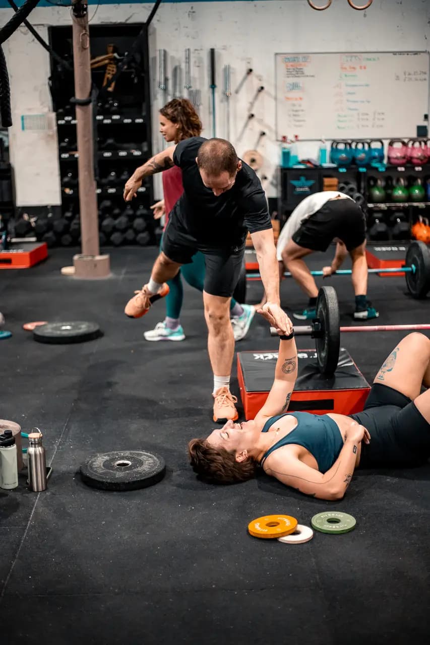 Coach et athlètes pendant un WOD CrossFit Gratte-Ciel