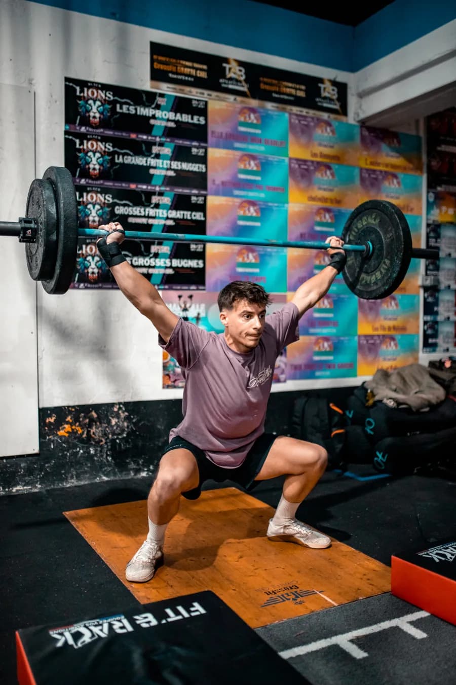 Athlète à l'arraché en réception sur plateforme Fit'&Rack au CrossFit Gratte-Ciel à Villeurbanne