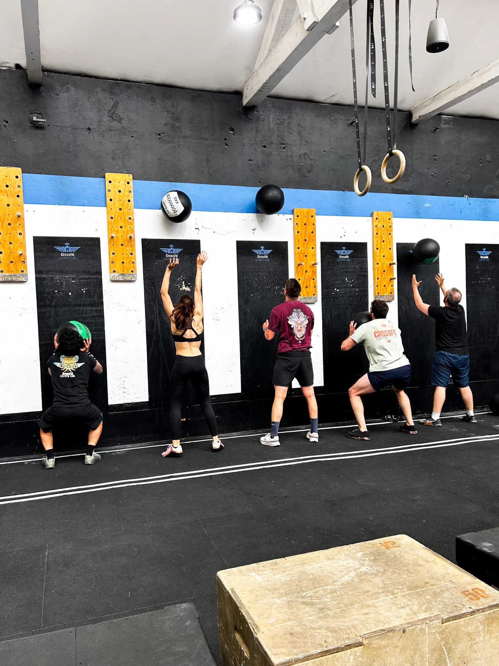 Athlètes en plein WOD wall balls au CrossFit Gratte-Ciel à Villeurbanne