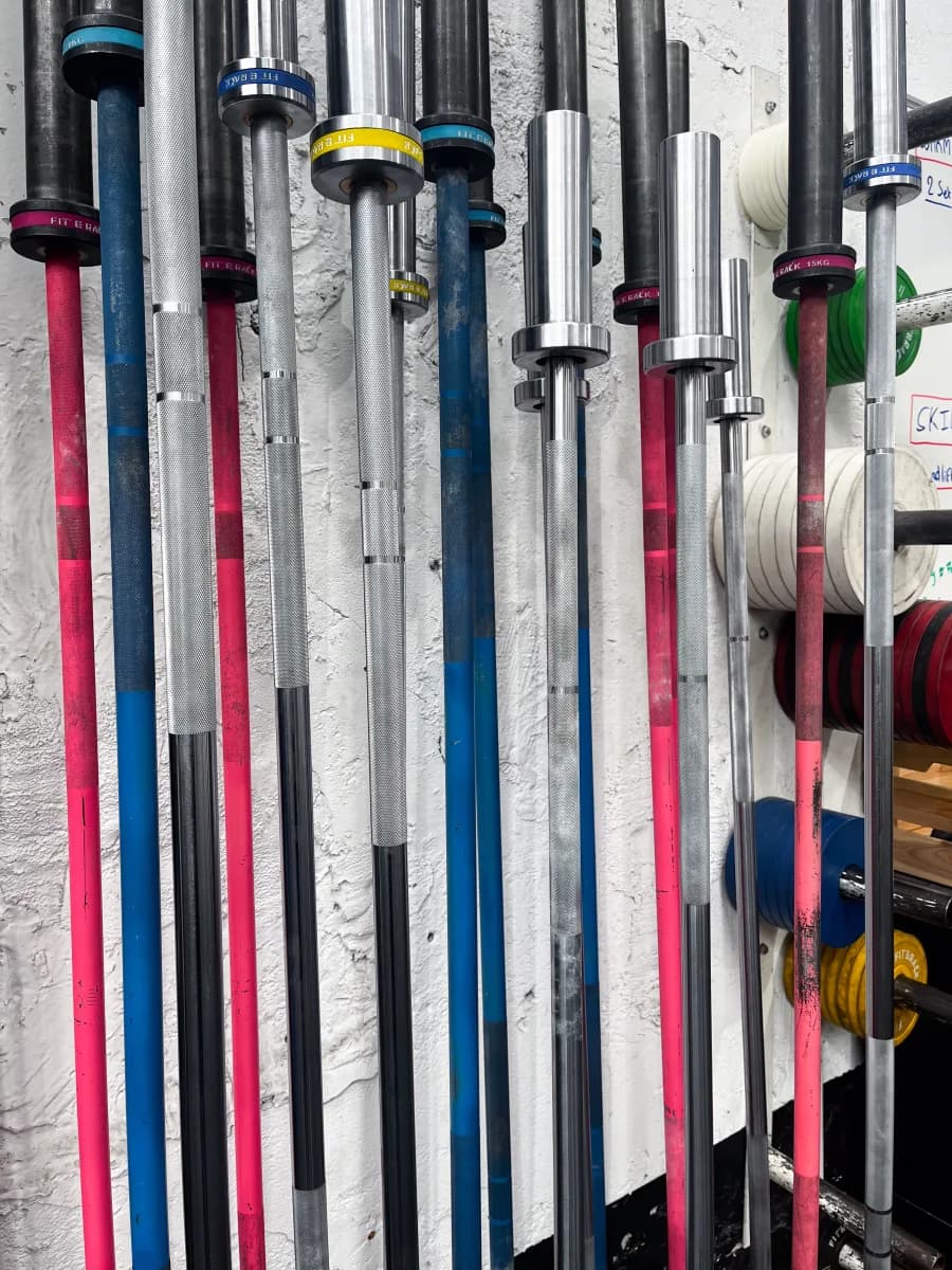 Rack de barres olympiques colorées