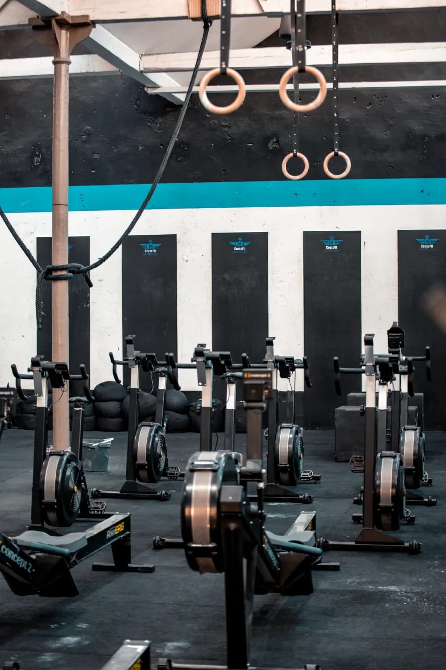 Rangée de SkiErg et rameurs Concept2 au CrossFit Gratte-Ciel