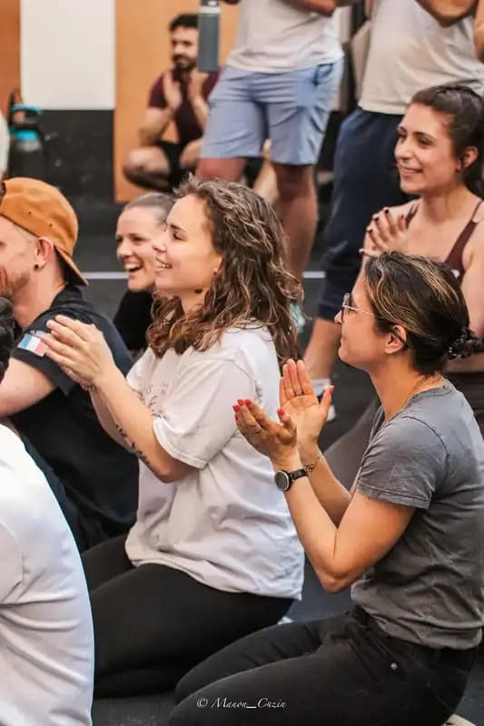 Des adhérentes encouragent le groupe pendant un événement au CrossFit Gratte-Ciel